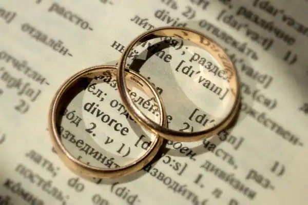 Image of rings removed before divorce mediation Spalding